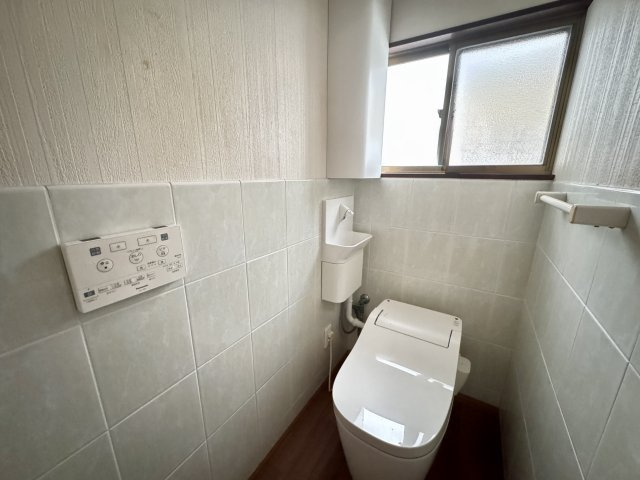 明るくすっきりとした印象のトイレ空間。温水洗浄便座付きで、日々快適に使用できます。窓があるため自然換気ができ、清潔さを保ちやすいのも魅力。毎日使う場所だからこそ、安心感のある設計です。