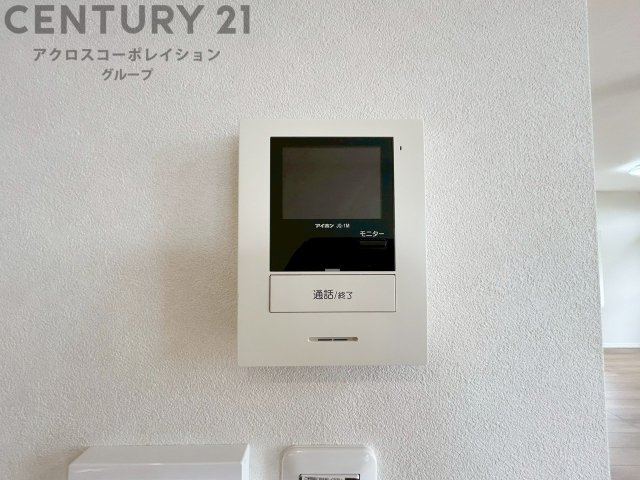 訪問者が来たときにテレビ画面で確認できるため、安心してドアを開けられます。録画機能があるものもあり、留守中に来訪者を記録しておくことができます。利便性が高く、セキュリティ面でも安心です。　
