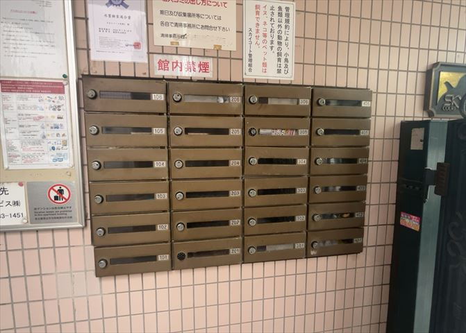 エントランス付近に設置されている集合ポストは、住んでいる部屋と離れているため、ポストをあさるなど誰かに何かされていても被害に気づきにくいです。入居する時には他人に特定されにくい番号で鍵をかけましょう！