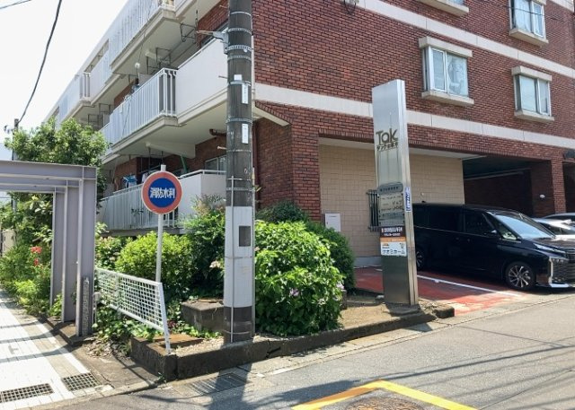 物件によっては、入居者が個人的に使用できる専用庭がついているものもあります。また、住宅の中にある土間の部分を庭と呼ぶこともあります。庭の用途は住む人によって変わり、それによってデザインもさまざまです。