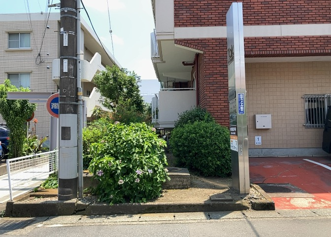 中庭（パティオ）とは、一つの建築物の内部に設けられた、壁などで囲われている庭のことを指します。コの字型、ロの字型が主流ですが、L字型の中庭もあります。最近では、インテリア性の高さからも人気があります。