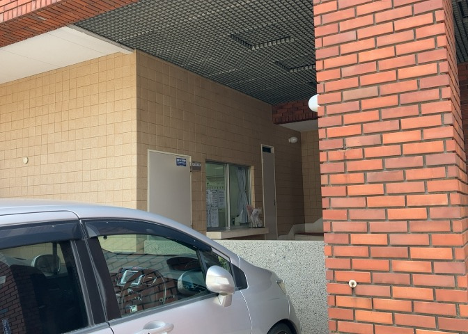受付はマンションコンシェルジュがいる場合もあれば、管理人が滞在する小部屋を総称して呼ぶことがあります。主にエントランスに設置されていることから、防犯面でも期待ができます。防犯設備がない場合はより安心！