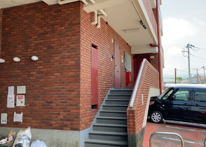 エントランス付近に設置されている集合ポストは、住んでいる部屋と離れているため、ポストをあさるなど誰かに何かされていても被害に気づきにくいです。入居する時には他人に特定されにくい番号で鍵をかけましょう！