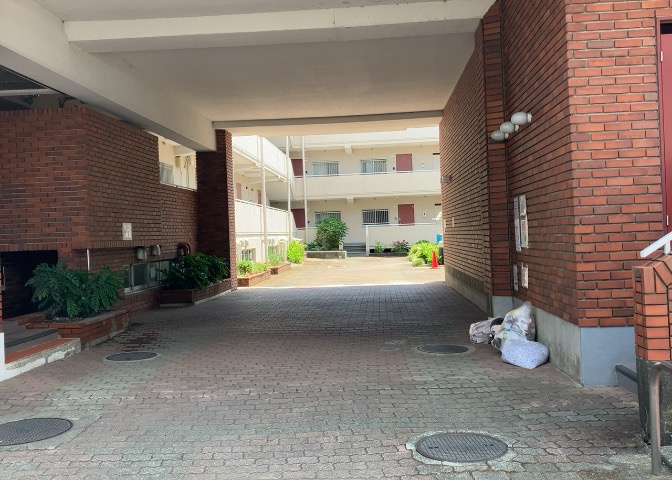 共用部分は、一棟の建物に住む区分所有者全員が共同で所有するとし、共用部分の管理、補修などは、区分所有者で形成される管理組合が行います。個人の判断で勝手に変更することはできませんので覚えておきましょう。