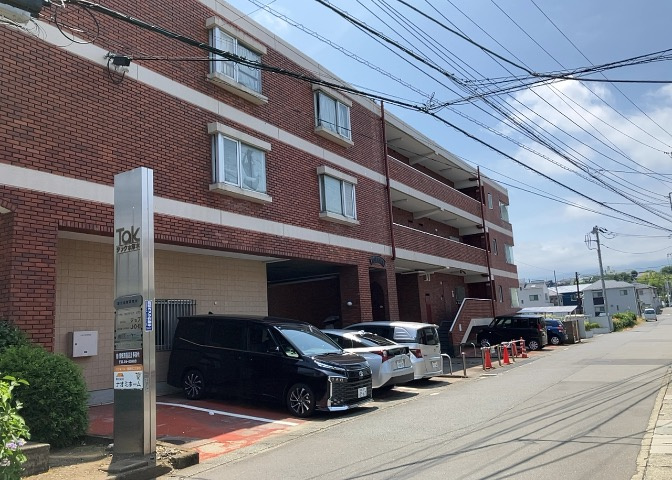 道幅が広い場所は日当たりや風通が良好です。幅が広いのですれ違いも可能ですし大きな車でも駐車可能！一方で、大型車が通ることも多くなるため交通量の増加により騒音に繋がります。また土地の値段が高くなります。