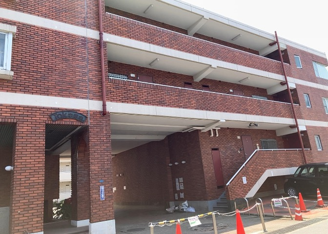 ＲＣ造、Reinforced　Concreteは直訳すると補強されたコンクリートです。主に柱や梁・床・壁が鉄筋とコンクリートで構成おり、鉄筋を組んだ型枠にコンクリートを流し込んで固めたものを指します。