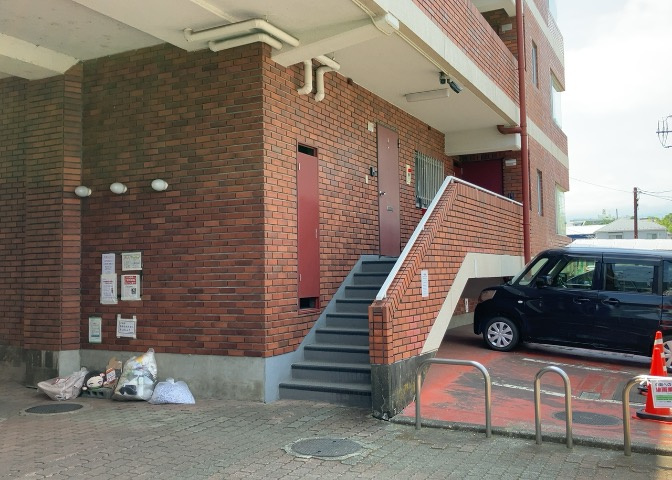 玄関は家の顔でもあり、家族以外の目にも止まる場所です。玄関は外との間を仕切る扉、靴などをしまっておく収納スペース、靴脱ぎのたたきスペース、来客とのやり取りをするドアホンなど複数のアイテムからなります。
