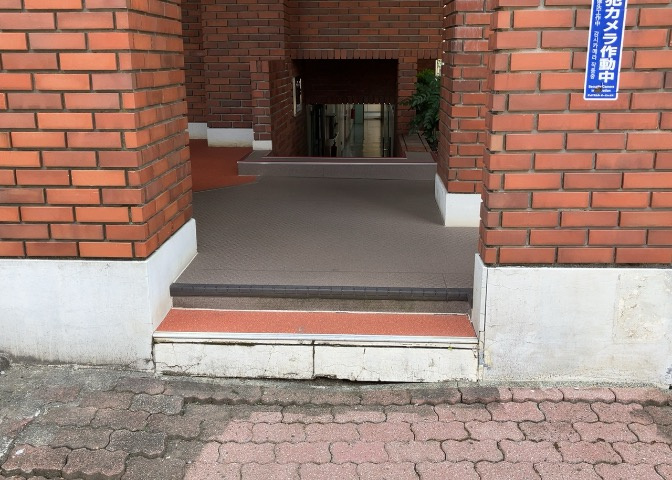 共用部分は、一棟の建物に住む区分所有者全員が共同で所有するとし、共用部分の管理、補修などは、区分所有者で形成される管理組合が行います。個人の判断で勝手に変更することはできませんので覚えておきましょう。