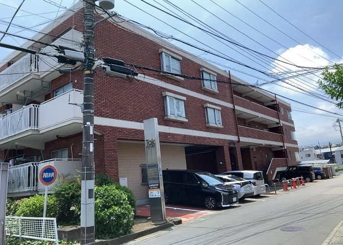 外観はマンション管理がされているかの目安になります。築年数が古いと、壁面は劣化してひび割れが生じることも！建物が古びていても細かいところが修繕されていると、きちんと管理されているなぁと感じるでしょう。