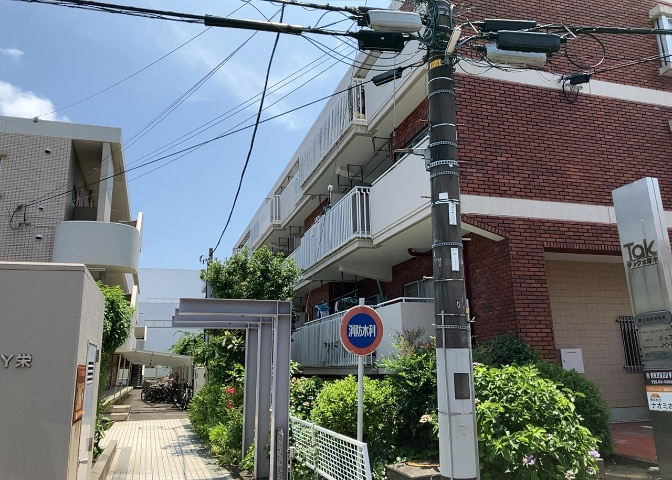 一般的なバルコニーは、奥行1.5ｍ程ですが、ワイルドバルコニーは2ｍまで広がっています。そのため洗濯物の間隔をあけ干すことができ、乾きやすいというメリットや、ガーデニングが楽しめる等の特徴があります。