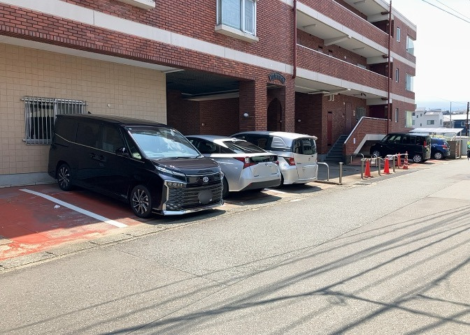 駐車場と明記されていても、最小スペースでつくられた駐車場だと大型車は駐車できなかったり、出入りしにくくなったりする可能性があります。お車のサイズと購入したい物件の駐車場のサイズを現地で確認しましょう。