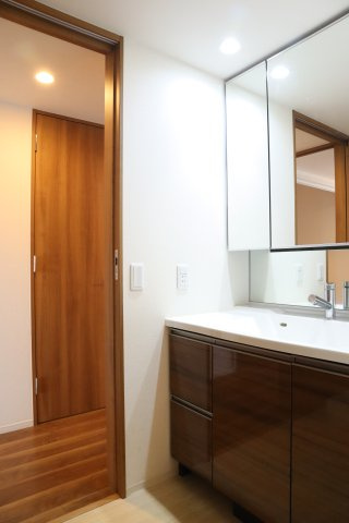 【洗面台】洗面台は朝をすっきりさせてくれる大切な空間です。バタバタしている忙しい朝でも収納が多い洗面台だと短い時間で効率良く支度を頂けます。