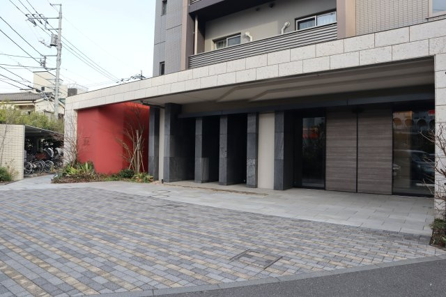 【エントランス】玄関アプローチは毎日使うため大事な空間です。明るく綺麗なのは全体をしっかり管理している証拠です。