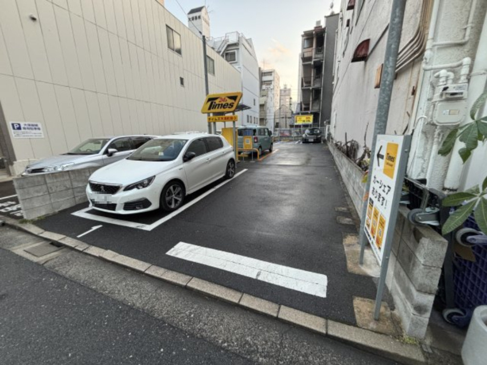 道路付けが良く、来客用の出入りや車両動線を確保しやすい区画形状です。店舗・事務所兼用や小規模事業所用地として、建物配置や駐車計画の自由度が高い敷地です。　　