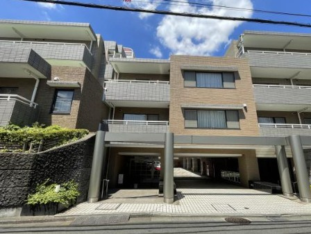 閑静な住宅街に佇む、1992年9月築、三井不動産旧分譲、地上4階建て分譲マンション。