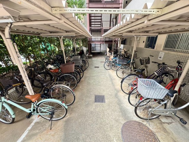 屋根付きの駐輪場があり、自転車移動もしやすい環境。錦糸町周辺の買い物にも便利です。日常の動きが軽くなります。