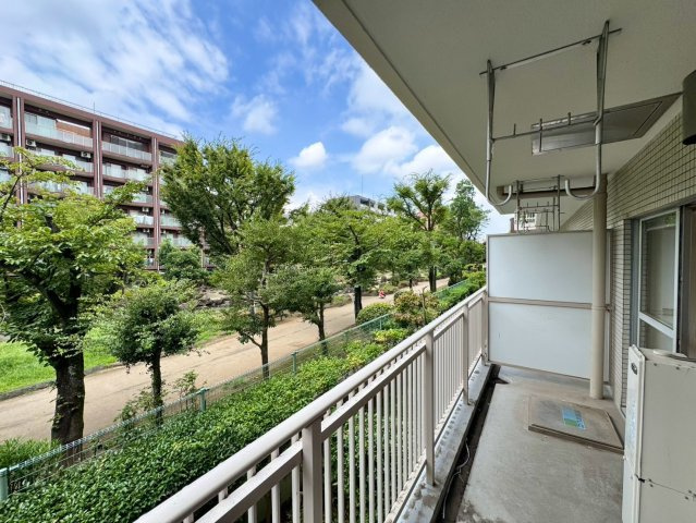 公園方面の景色を感じられるバルコニー。暮らしの中に外の空気と開放感を取り込めます。日常に心地よい余白が生まれます。