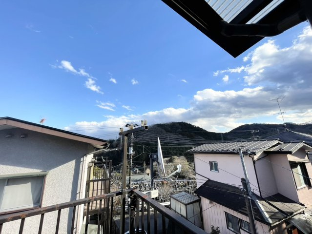 眺望を気にして物件を探す場合、前面に建物が建っていないか現地で確認しましょう！前面に建物があると景色はもちろん、日当たりや風通しにも影響が出てきます。住んだ時のことを想像しながら現地見学をしましょう。
