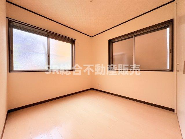 落ち着いて過ごせるお部屋なので、寝室にいかがでしょうか♪　