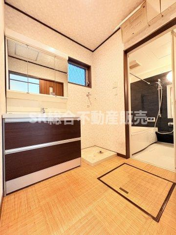 広めの脱衣場には、室内洗濯機置き場もございます♪　
