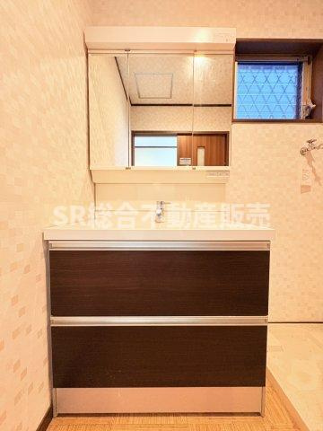 シャワー付☆三面鏡裏と下部に小物収納があり、洗面用具や日用品などの保管に便利です！　