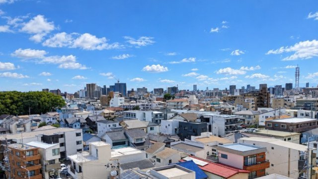 8階部分で遮るものがないためバルコニーからの眺望は良好です