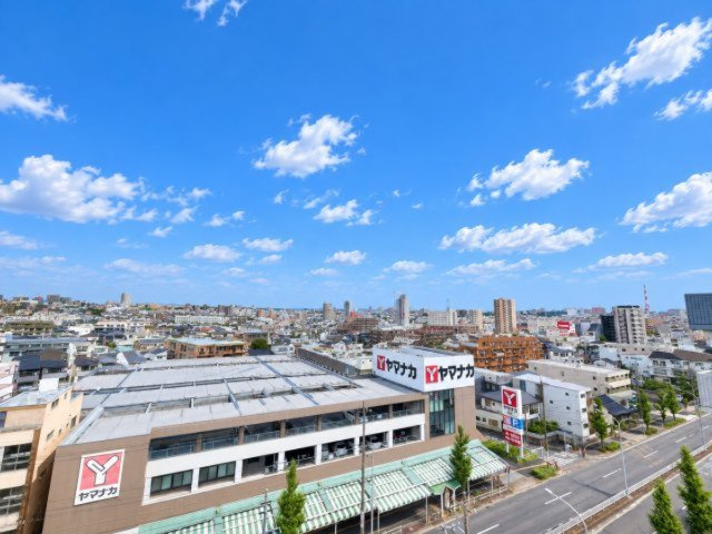 共用廊下からの眺望も良好です。目の前にヤマナカ安田店が有ります。