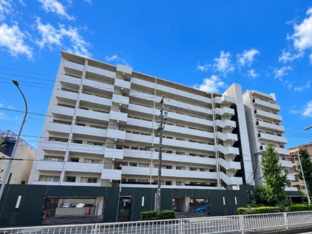 白系のタイル張りに黒系の差し色が印象的な外観です