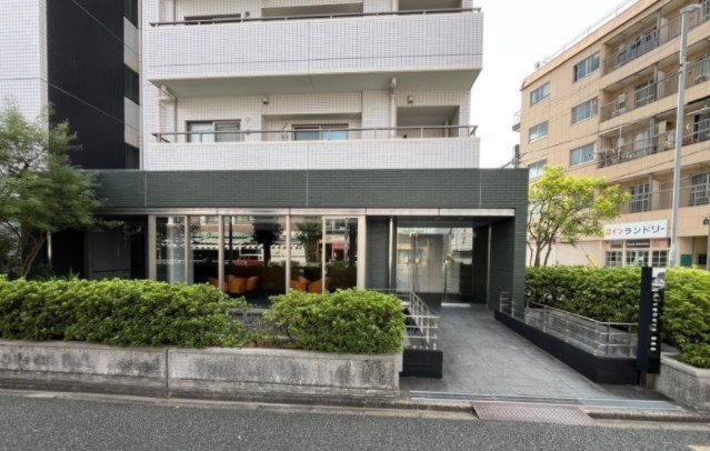 モノトーンの配色にシルバーのアクセントでシンプルモダンなエントランスです