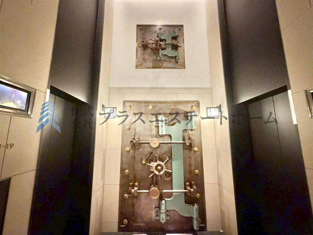 エレベーターホールには1900年竣工旧三菱銀行神戸支店の金庫がオブジェに♪