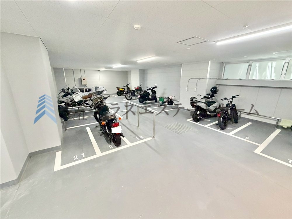 屋内バイク置場♪雨や風を受けることなく保管できます♪防犯面も安心♪