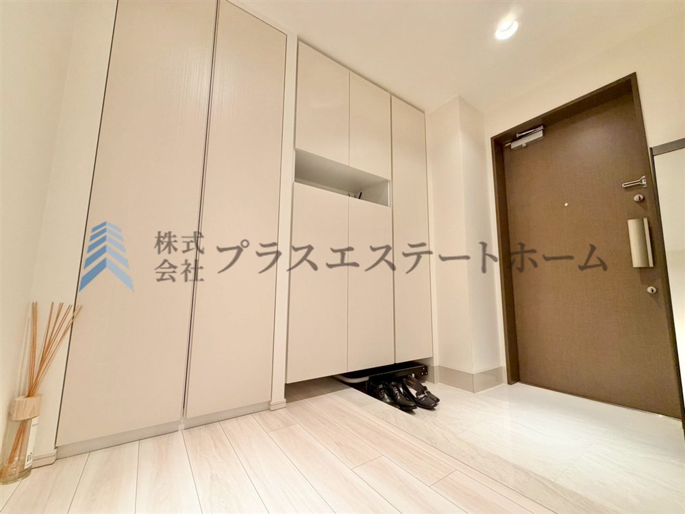人を迎え入れる最初の場所だからこそ、清潔感があり纏まった空間にしていただけるように、大型シューズBOXを設置♪