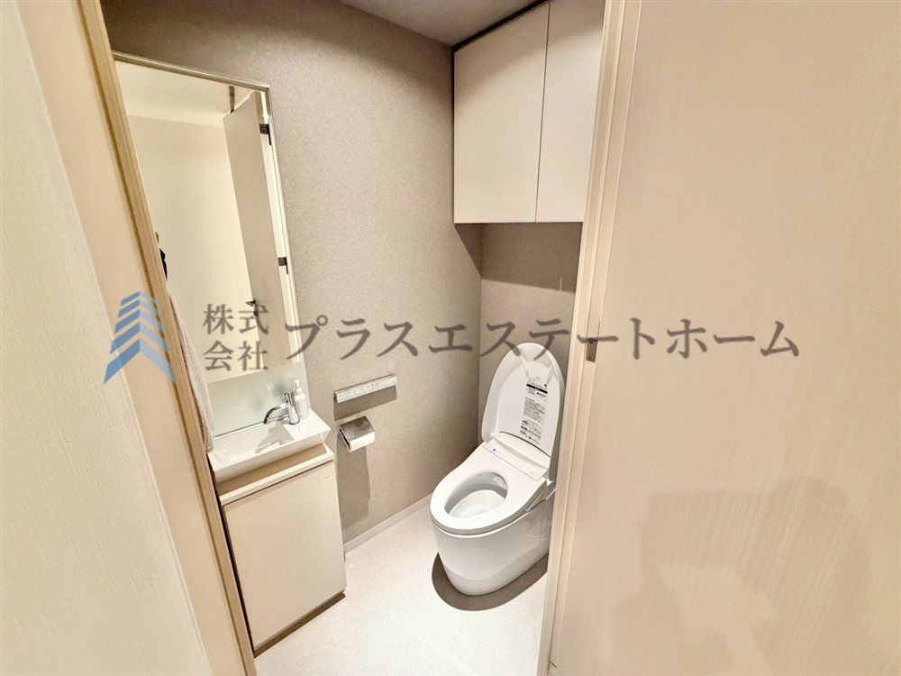 温水洗浄便座付きで、通年快適に利用できます。棚があるので、ペーパー類や掃除用具などをすっきりと収納できます♪