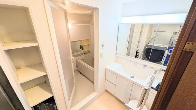 洗面はリフォーム済みですのでそのままお使いになれます（画像は明るさ、その他加工しています）