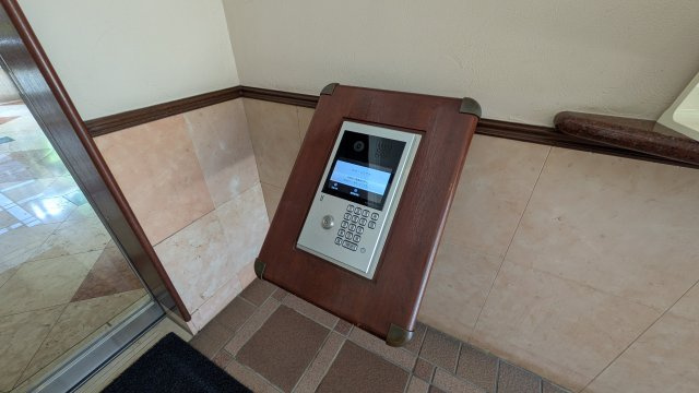エントランスは2か所入り口があります　オートロックでセキュリティ高めです