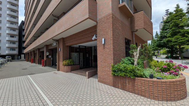 1階はピロティになっており駐車場です