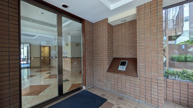 エントランスは2か所入り口があります　オートロックでセキュリティ高めです