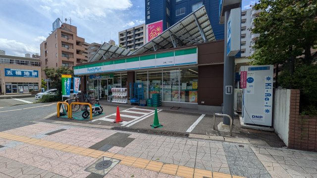 隣りにコンビニ、ファミリーマートがあります