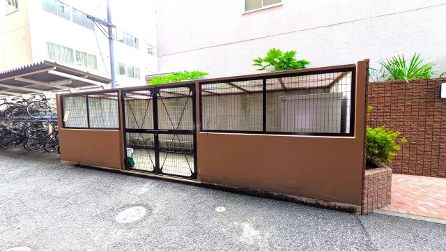 北側にゴミ捨て場があります