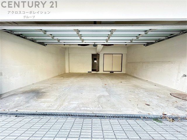 車庫付きです。屋根、壁がありお車を雨風から守ってくれます。