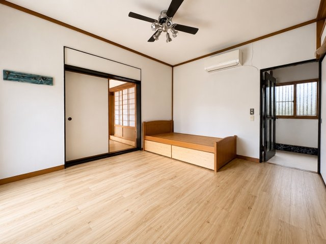 明るい木目調の床が印象的な10畳の洋室。ゆったりとした室内は主寝室にもおすすめです。隣接する居室へつながる開口部があり、ライフスタイルに合わせてリビングとしてもお使いいただけます。