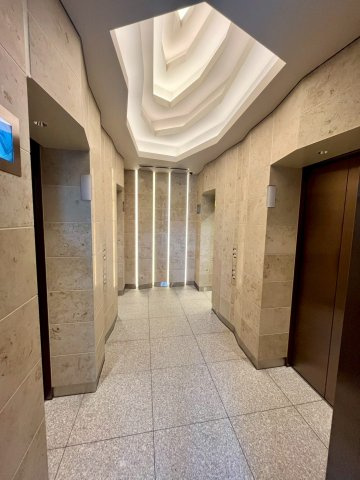 居住者向けエレベーターは低層用・高層用の2バンクに分かれております。