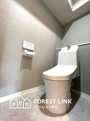 すっきりとしたデザインのトイレ空間です。
