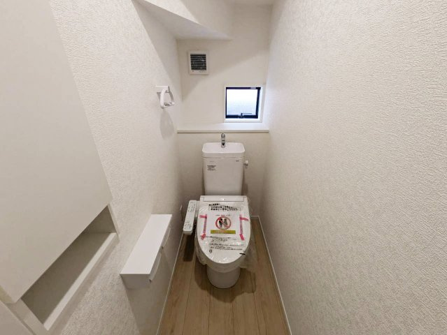 シンプルで使いやすい暖房・温水シャワー洗浄機能付きトイレは標準装備です！