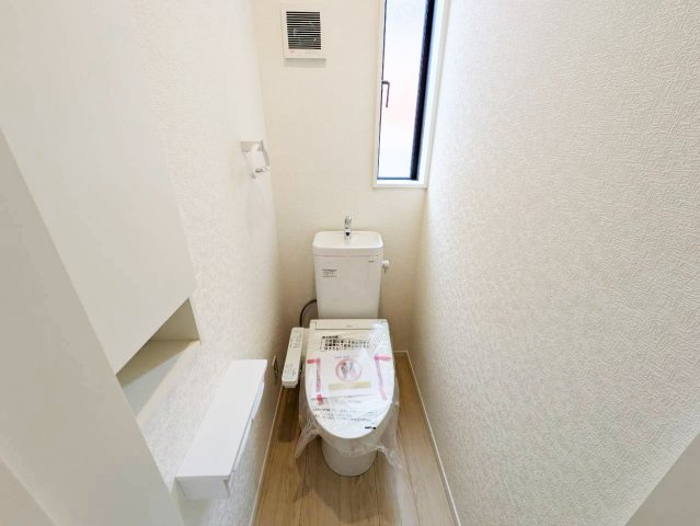 シンプルで使いやすい暖房・温水シャワー洗浄機能付きトイレは標準装備です！