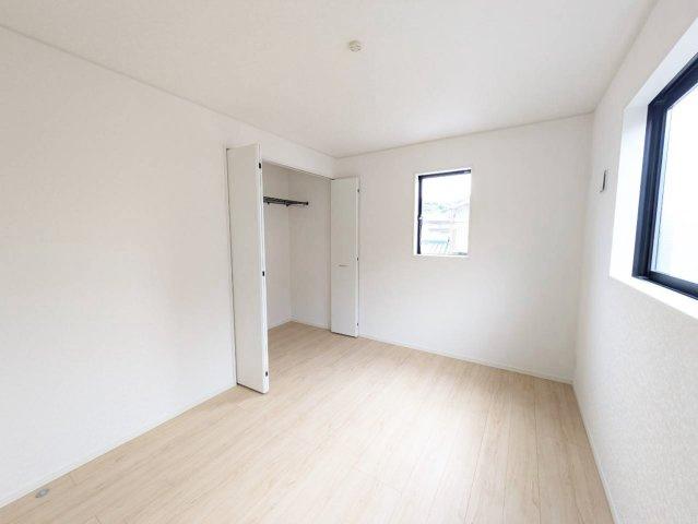 各部屋に収納完備してあるので、衣服が溢れず、お部屋を広く使用出来ます。　