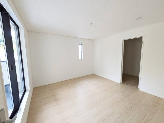 バルコニーに出られる大きな窓が特徴で日差しがたっぷり差し込みます。