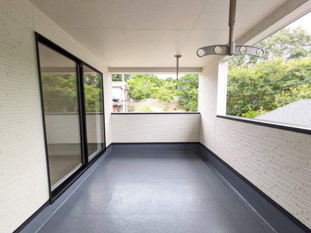広々したバルコニーは洗濯干しに助かります