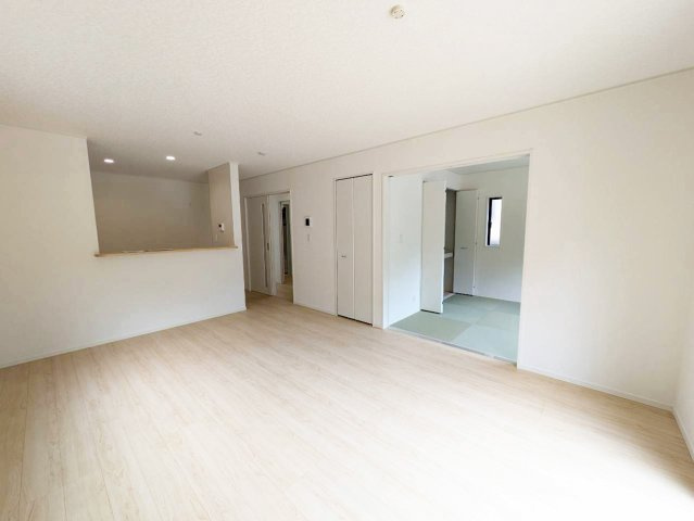 対面キッチンのリビングは明るく開放感があり、和室と続き間で使用できる広々とした空間です
