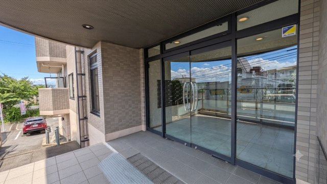 アルソックのセキュリティが入っているマンションです。（明るさなど加工しています）